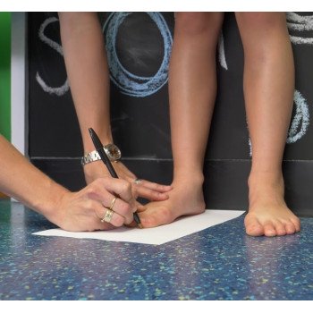 Як правильно виміряти ніжку дитині для вибору розміру взуття?