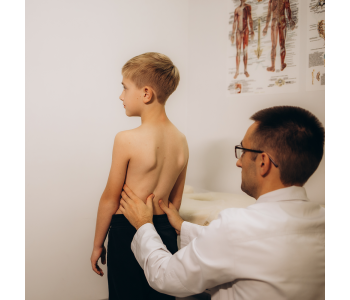 Дитячий сколіоз: що потрібно знати батькам для попередження розвитку