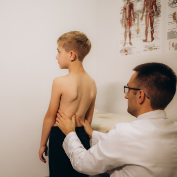 Дитячий сколіоз: що потрібно знати батькам для попередження розвитку